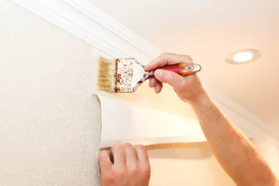 Pose de papier peint au Vernet — revêtements muraux et toiles de verre